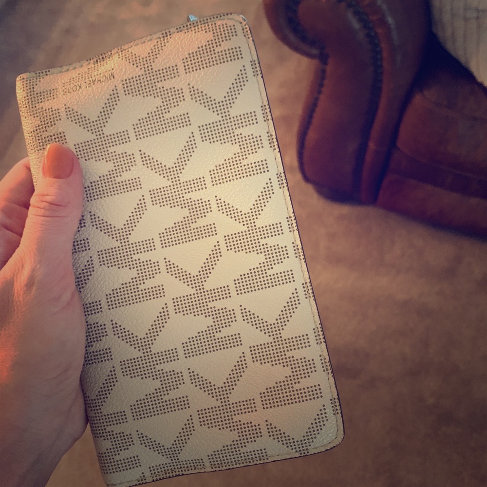 Michael Kors wallet. Brand new condition.